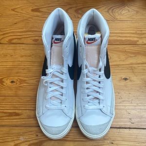 NIKE NWT Blazer Mid ‘77 Sneakers MENS size 11- white w black swoosh